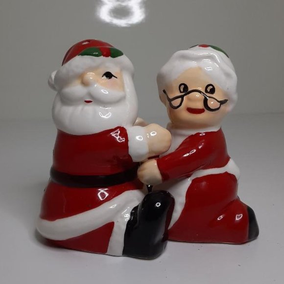 Santa and Mrs Clause Hugging Salt & Pepper Shakers - Picture 1 of 3